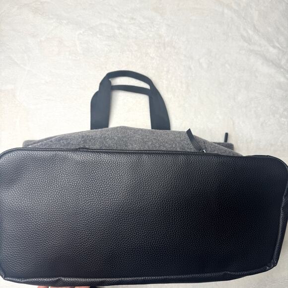 DSW Gray and Black Felt Zip Top Shoe Compartment Lightweight Travel Bag Tote - Picture 4 of 9